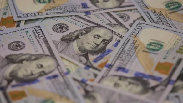 Dollarscheine - &copy; Foto: Ameer Al Mohammedaw/dpa