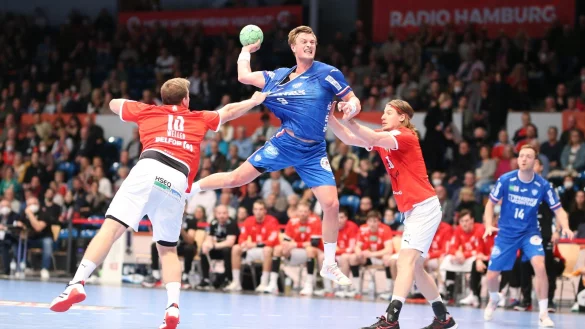 Lemgos Jonathan Carlsbogard im Sprungwurf aufs Tor gegen Niklas Weller (links HSV) und Jan Forstbauer. - &copy; Fishing4