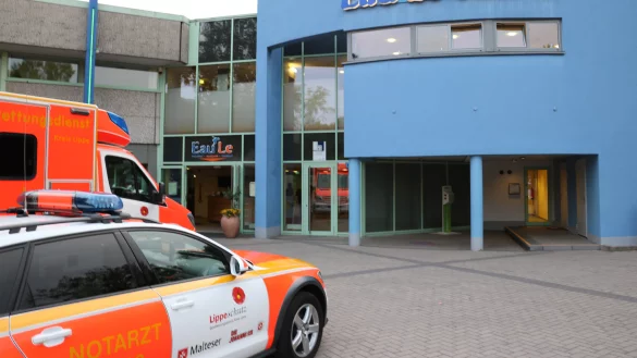 Unfall: Die Sanit&auml;ter waren mit mehreren Wagen vor Ort, um den Jungen wieder zu beleben. - &copy; Guntmar Wolff