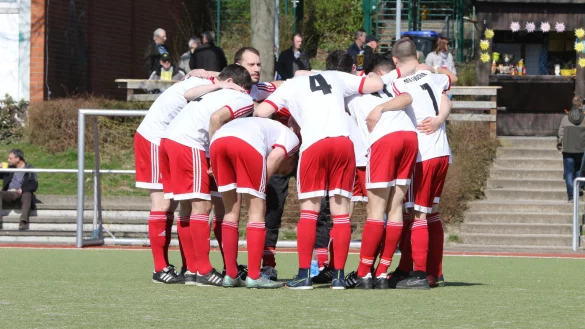 Die Spieler des Post-TSV detmold stimmen sich schon mal auf den Pokal-Knaller ein. Archivfoto: Oliver K&ouml;nig - &copy; Oliver K&ouml;nig(LZ)