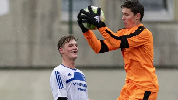 Marvin Louis Wiebe vom A-Junioren-Bezirksligisten VfL Hiddesen kommt gegen den Kaunitzer Torh&uuml;ter Dennis Reckersdrees einen Schritt zu sp&auml;t. - &copy; Egon Penner