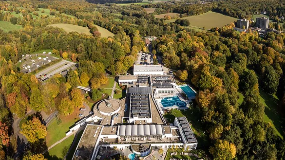 Die Therme von oben: Das neue Vier-Sterne-Hotel könnte auf dem nördlichen Parkplatz entstehen. So sieht es jedenfalls der Entwurf des neuen Flächennutzungsplans vor. Für die dadurch wegfallenden Stellflächen muss Ersatz her. - © VitaSol Therme