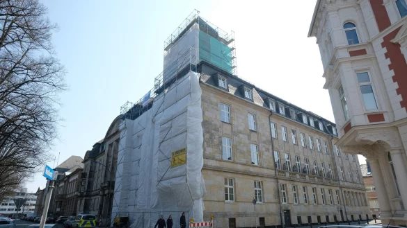 Vorbereitung: Der Turm und die nördliche Fassade des Amtsgerichts sind für die Fassadensanierung eingerüstet. - © Sven Koch