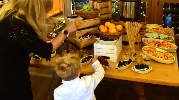 Die Gastrobranche kämpft mit hoher Inflation. Deshalb wollen viele Wirt die Mehrwertsteuersenkung nicht an die Gäste weitergeben. Auch wenn sie das Risiko sehen. - © picture alliance / SZ Photo