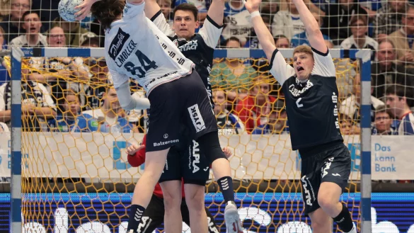 Lukas Hutecek, Frederik Simak und Lasse M&oslash;ller geben alles. - &copy; Paul Cohen(LZ)