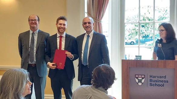 Jan Schmelter (Mitte) mit Srikant Datar, dem Dekan der Harvard Business School (rechts) bei seiner Auszeichnung mit dem Baker Scholar Award, den die besten f&uuml;nf Prozent eines Jahrgangs erhalten. - &copy; Jan Schmelter