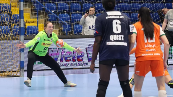 HSG-Torhüterin Zoe Ludwig wehrt gegen Lubin den entscheidenden Siebenmeter ab, demnächst wechselt sie zum Zweitligisten Berlin. - © Paul Cohen