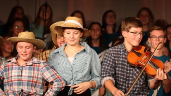 Witziger Einfall: Aus dem alttestamentarischen Stoff wird auf der B&uuml;hne pl&ouml;tzlich eine Szene wie in einem modernen Western.&nbsp; - &copy; Knut Dinter