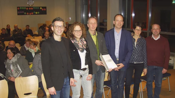 Die Schulleitung pr&auml;sentiert ihr Zeugnis - den Qualit&auml;tsbericht: Christoph Ullrich, Dunja Raimann, Schulleiter Dr. Eike Stiller, Dezernent der Bezirksregierung Meinholf Klahold, Gudula Stamm und B&uuml;rgermeister Mario Hecker (von links). - &copy; Wulf Daneyko