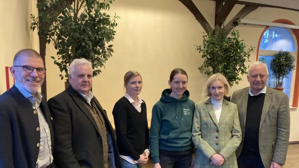 Beim Waldbauerntrag in Großenmarpe: (von links) Karsten Raguse, Forstamtsleiter OWL, Hermann Graf Schulenberg, stellvertretender Vorsitzender der Waldbauern aus Lippe, Dr. Elke Plaas, stellvertretende Vorsitzende, Vivian Holzhauer, Vorsitzende der Biologischen Station Lippe, und Beatrix Boeksteger, Vorsitzende der Waldbauern aus Lippe und Cajus Caesar, ehemaliger Bundeswaldbeauftragter. - © Schlotmann/Landwirtschaftsverlag GmbH