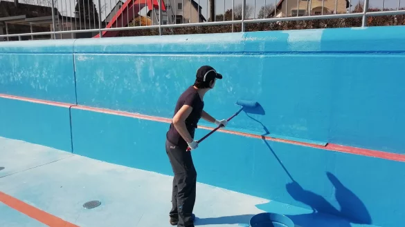 Zur Vorbereitung auf die Saison m&uuml;ssen die W&auml;nde des Schwimmbeckens gestrichen werden - wie hier in Heiden. - &copy; Freibadinitiative Heiden