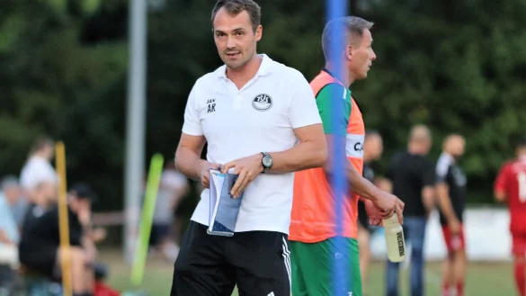 Trainer des Spitzenreiters TuS Kachtenhausen: Alexander Rau. - &copy; Oliver K&ouml;nig