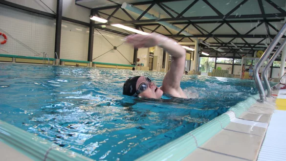 Zwangspause: Auch Stefanie Arndt, die gestern im Hallenbad ihre Bahnen zog, wird bald ausgebremst. Schuld ist die marode L&uuml;ftungsanlage &ndash; zu sehen als wei&szlig;e R&ouml;hre unter der Decke. - &copy; Stefan Backe