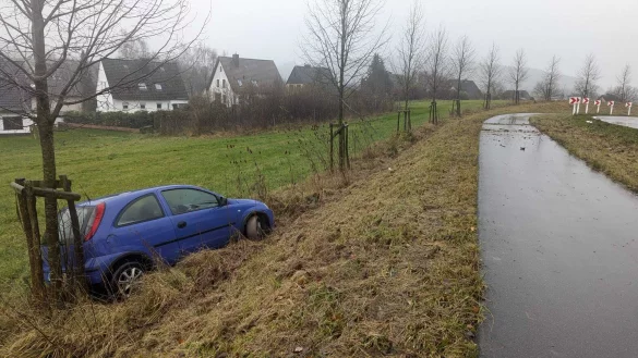 Der Opel ist nach rechts von der Fahrbahn abgekommen. - © Mario Hecker