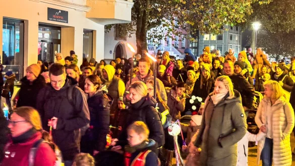 Hunderte Familien kamen am Sonntagabend auf den Detmolder Marktplatz, um zu singen und am Martinsumzug durch die Fu&szlig;g&auml;ngerzone teilzunehmen. - &copy; Raphael Bartling