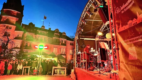 Vor der Kulisse des festlich illuminierten Schlosses fand vom 1. bis 30. Dezember der dritte Detmolder Weihnachtsmarkt statt. Mehr als 60 Veranstaltungen sorgten auf der Weihnachtsmarktbühne für beste Unterhaltung. - © Stadt Detmold