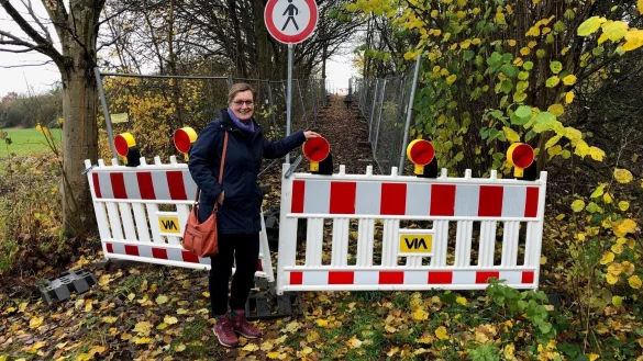 Katrin Klei, Ortsausschussvorsitzende von Biemsen-Ahmsen, steht am Zugang zu der jetzt gesperrten "Schnapsbr&uuml;cke", die von der Stra&szlig;e "Oberer Str&uuml;h" &uuml;ber die A2 f&uuml;hrt. - &copy; Thomas Reineke