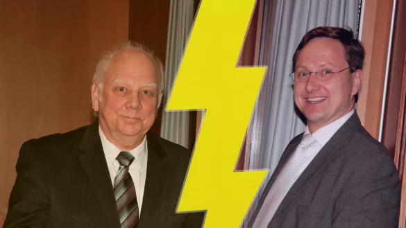 Vor drei Jahren dankte Augustdorfs B&uuml;rgermeister Dr. Andreas Wulf Lutz M&uuml;ller f&uuml;r seine langj&auml;hrige T&auml;tigkeit als Schiedsmann. Heute treffen die Parteikollegen viele Beschl&uuml;sse gemeinsam. Doch der Tonfall ist rauer geworden.&nbsp; - &copy; ArchivFoto: Gordula Gr&ouml;ne / Montage: Torben Gocke