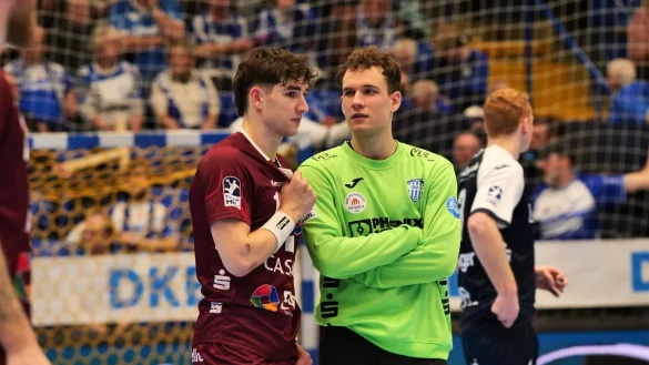 Alpen-Handballer unter sich: Elias Kofler und Constantin Möstl im Dialog. - © Jörg Hagemann