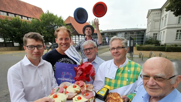 Keiner soll hungrig bleiben: (von links) Maik Huebner, Kay Sandmann-Puzberg, Friedrich Brakemeier, Jongleur Jens Kotowski, Kurt Sander und August Nagel freuen sich auf viele Besucher und gute Gespr&auml;che. - &copy; Bernhard Preuss