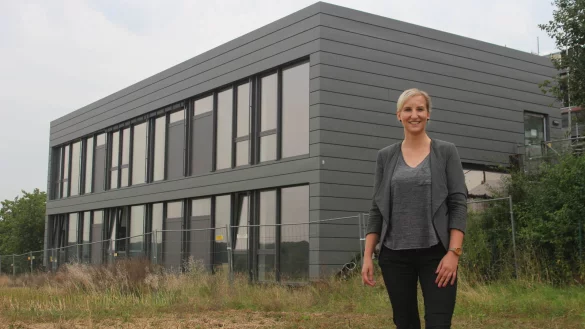 Premiere: Peggy Balke, Architektin in der Leopoldsh&ouml;her Gemeindeverwaltung, hat das neue Oberstufengeb&auml;ude der Felix-Fechenbach-Gesamtschule geplant. Am 1. September soll es offiziell &uuml;bergeben werden. - &copy; Thomas Dohna