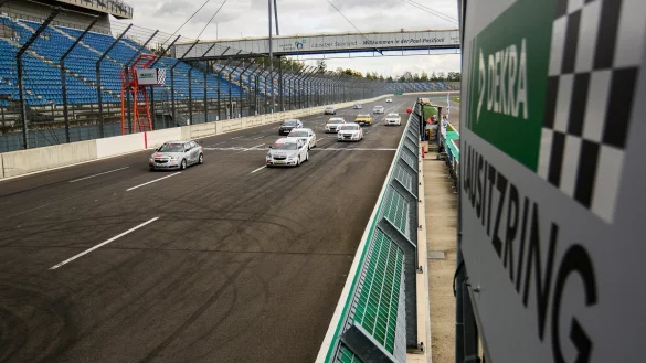 Hier auf Platz vier liegend gibt Dennis Br&ouml;ker im Chevrolet-Cruze-Rennwagen Gas. - &copy; Patrick Meischner