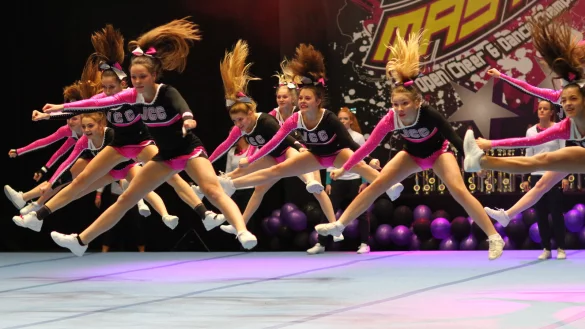 Eine haarige Angelegenheit: Die JCC aus Lemgo powern auf der gro&szlig;en Cheer-B&uuml;hne. - &copy; J&ouml;rg Hagemann