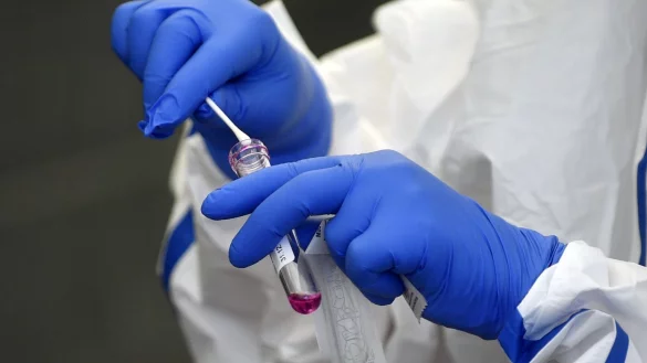 Corona-Test - &copy; Foto: Hendrik Schmidt/dpa-Zentralbild/dpa