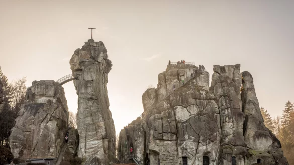 Weil die Gefahr sehr groß war, dass der Holzpfosten abstürzen und Spaziergänger verletzten konnte, entfernte die Feuerwehr Horn-Bad Meinberg die hölzerne Konstruktion bereits am Sonntag. - © Torben Gocke