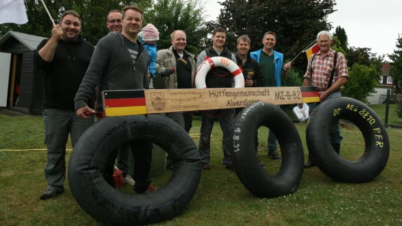 Freuen sich auf die viert&auml;gige Jubil&auml;ums-Flo&szlig;tour auf der Weser: (von links) Alexander Huxoll, Sean Sander, Carsten Rieke mit Tochter Linda (sie reist nicht mit), Philipp Huxoll, Marcel Hein, Marcel Sch&auml;fer, Maik Rothhaus und Peter-Fritz Rothhaus. Foto: Sylvia Frevert - &copy; Sylvia Frevert