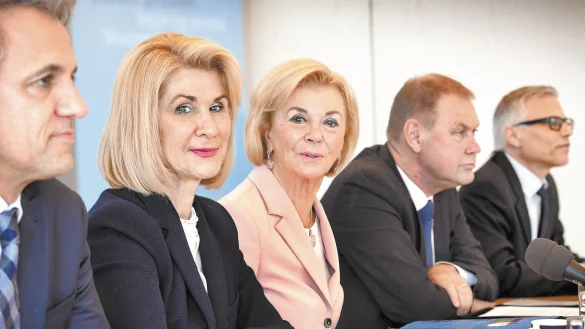 Haben Pläne: Die Vorstände (v. l.) Jörg Dräger, Brigitte und Liz Mohn, Aart De Geus sowie Kommunikationschef Andreas Knaut. - © Andreas Frücht