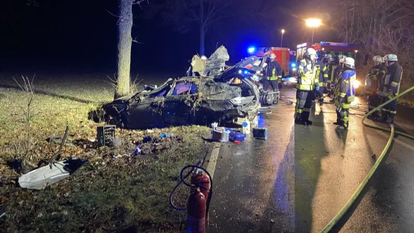 Bei dem schweren Unfall wurde eine junge Frau im Fahrzeug eingeklemmt. - &copy; Freiwillige Feuerwehr Br&uuml;ntrup