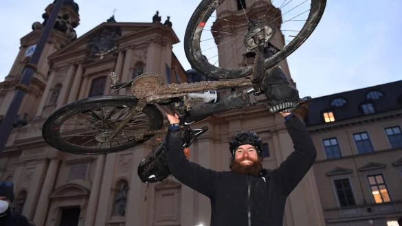 Jonas Deichmann zur&uuml;ck - &copy; Foto: Felix H&ouml;rhager/dpa