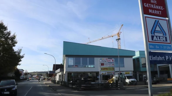 Das neue Kaufhaus an der Hauptstra&szlig;e komplettiert das Einkaufszentrum Asemissen. Im Obergeschoss ist die Tagespflege Asemissen Mieterin. - &copy; Birgit Guhlke