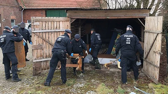 Durchsuchung: Die Polizei ermittelte viele Tage auf dem Bauernhof in Hille. - &copy; Stefanie Dullweber
