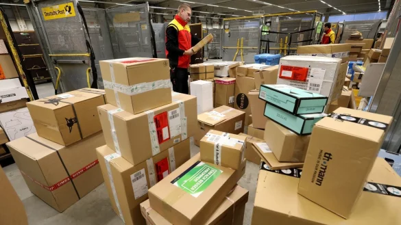 Paketversand - &copy; Foto: Bernd W&uuml;stneck/dpa-Zentralbild/dpa