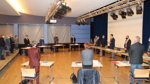 B&uuml;rgermeister Matthias Kalkreuter vereidigt die neuen 40 Ratsmitglieder in der Aula des Schulzentrums am Werreanger. Es herrschte auch im Sitzen Maskenpflicht.&nbsp; - &copy; Cordula Gr&ouml;ne(LZ)