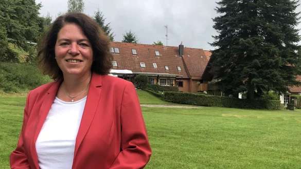 Kerstin Vieregge an der Ortm&uuml;hle zwischen Wahmbeckerheide und Barkhausen: der Mittelpunkt Lippes steht f&uuml;r sie f&uuml;r das Ziel, f&uuml;r die Lipper Politik zu machen.&nbsp; - &copy; Martin Hostert