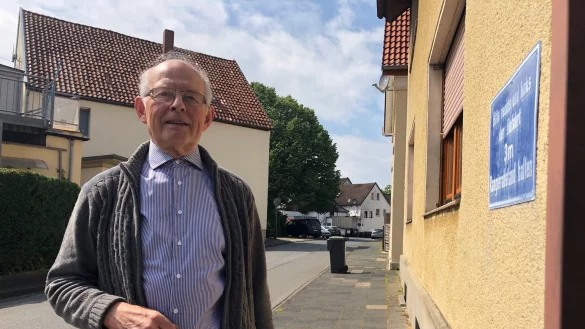 Reinhold Allert steht in der Aechternstra&szlig;e. Er vermietet das hinter ihm zu sehende Haus auf der linken Seite. Gegen&uuml;ber habe er immer geparkt, doch das ist jetzt nicht mehr erlaubt. - &copy; Sven Kienscherf