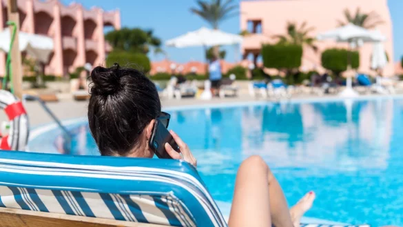 Telefonieren im Urlaub - &copy; Foto: Benjamin Nolte/dpa-tmn