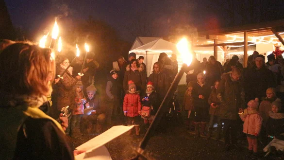 Corinna Werner von der Turnabteilung des TuS Asemissen hat das Lichterfest f&uuml;r die Turnkinder organisiert und singt mit den gekommenen 150 Kindern und Eltern. - &copy; Thomas Dohna