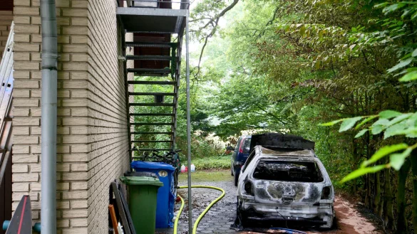 Die vier Bewohnern des Obergeschosses hatten zunächst keine Fluchtmöglichkeit. - © Ralph Meyer