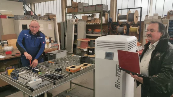 Sie haben ein Patent auf ihre Filtertechnologie angemeldet und wollen mit den Luftreinigern in Serie gehen. Das Projekt haben Unternehmer Volker Schrage (rechts) und sein  Produktionsleiter Sergej Eckstein aus der Not heraus initiiert. - &copy; Sylvia Frevert