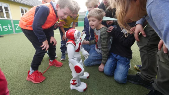 Beweglich: Roboter-Dame Ina zeigt auf dem Kleinspielfeld der Grundschule Hiddesen, was sie alles kann. Dazu geh&ouml;rt Schattenboxen Tai Chi, aber auch T&auml;nze wie Gangnam Style oder Macarena. - &copy; Jost Wolf