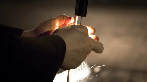 Sicher z&uuml;nden - &copy; Foto: Florian Schuh/dpa-tmn