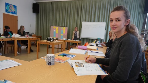 Tetiana Matiukhova (rechts) aus der Ukraine lernt gemeinsam mit ihren Mitsch&uuml;lern, die aus verschiedenen Nationen stammen, die deutsche Sprache. Die 31-J&auml;hrige freut sich, ziemlich schnell einen Platz im Integrationskurs bekommen zu haben. - &copy; Michaela Wei&szlig;e