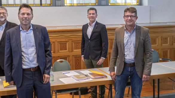 Diestellvertretende FDP-Vorsitzende PetraWi&szlig;brock, FraktionsvorsitzenderThomasTrappmann,B&uuml;rgermeisterkandidat FrankHilker(SPD), Schatzmeister Dr. Elmar Thyzel (FDP), B&uuml;rgermeisterkandidat J&ouml;rg Thelaner (CDU) und der FDP-Vorsitzende Ulrich Bartnick.&nbsp; - &copy; FDP