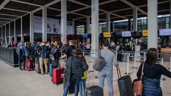 Reisende am Flughafen - &copy; Foto: Paul Zinken/dpa