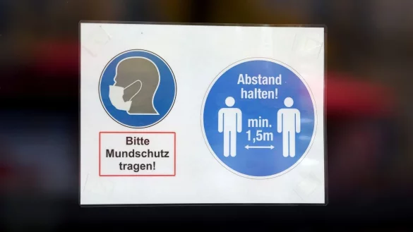 Hinweisschild - &copy; Foto: Kira Hofmann/dpa-Zentralbild/dpa