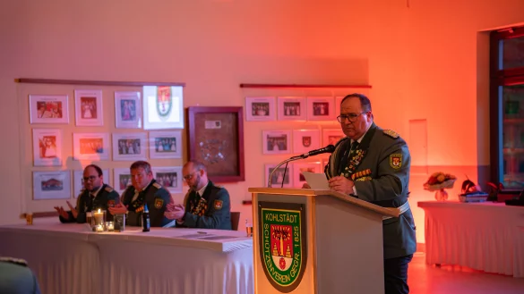 Oberst Jens Geise erinnerte an Pers&ouml;nlichkeiten, die den Verein in den vergangenen zwei Jahrhunderten gepr&auml;gt haben. - &copy; Sch&uuml;tzenverein Kohlst&auml;dt